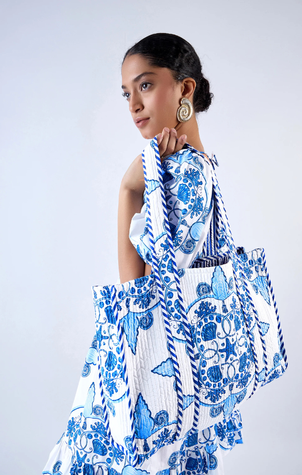 Voyager Tote Bag in Nautilus Aqua