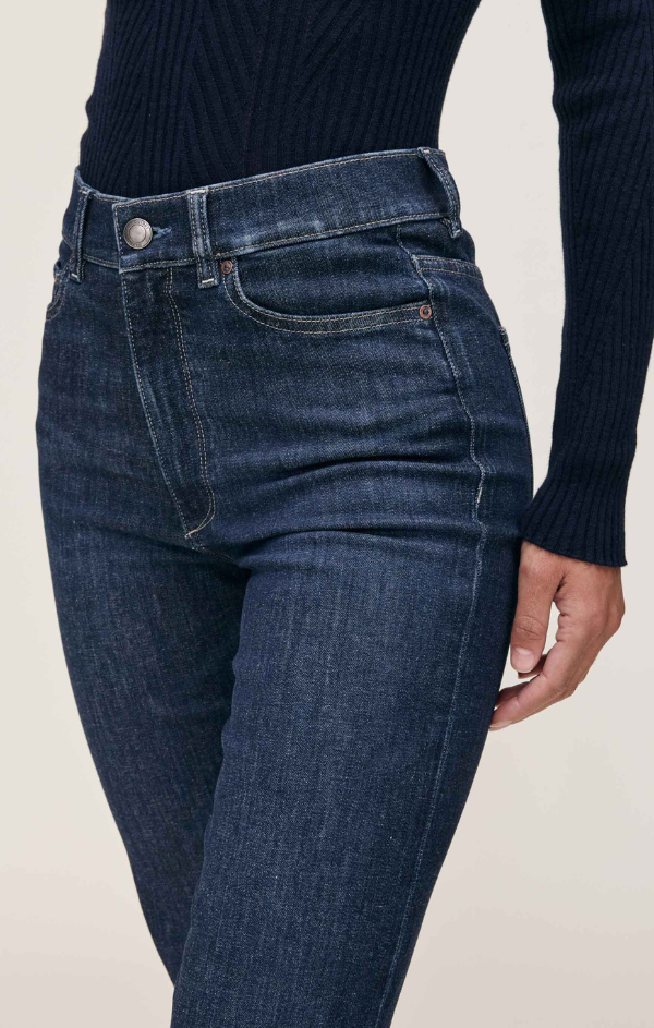 Halle Straight Instasculpt in Crescent Harbor